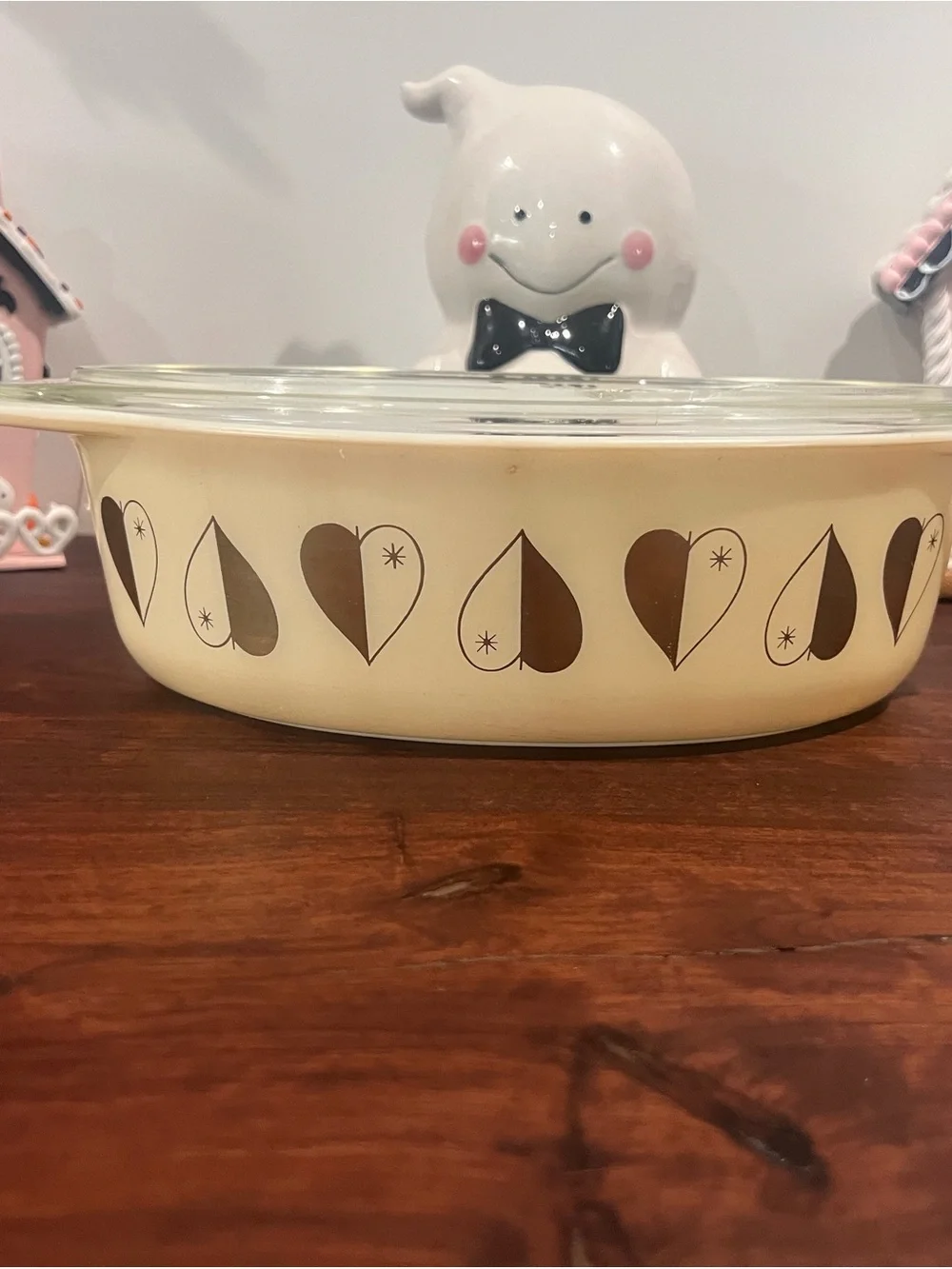 Pyrex Cream Casserole Dish with Golden Hearts  and Glass Lid